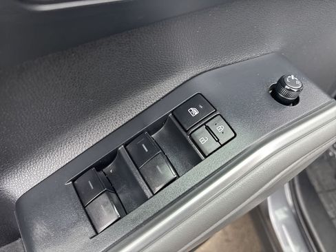 Used 2022 Toyota Highlander XLE AWD/4WD image 9