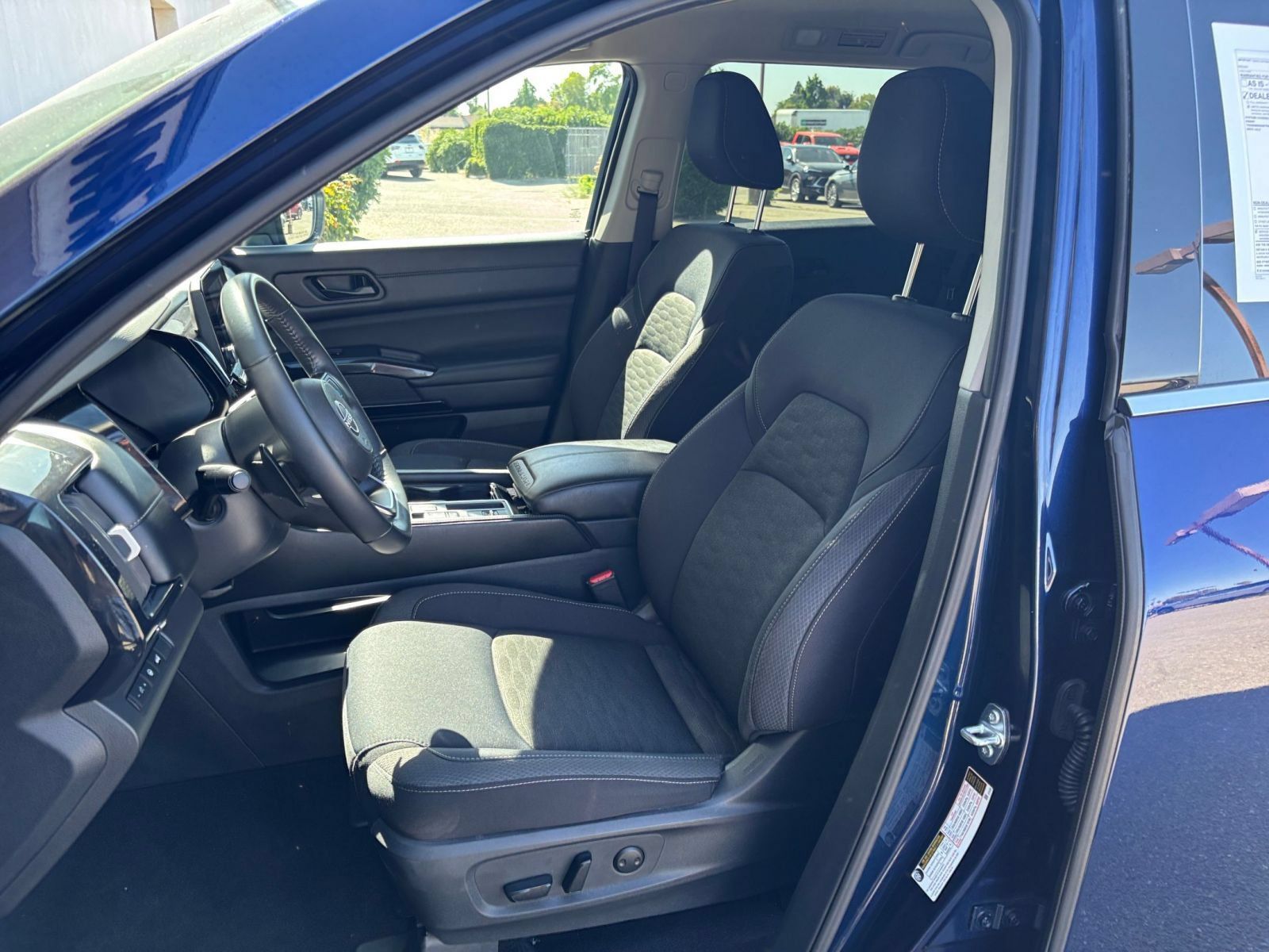 Used 2025 Nissan Pathfinder SV FWD image 38