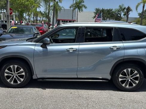 Used 2022 Toyota Highlander XLE FWD image 4