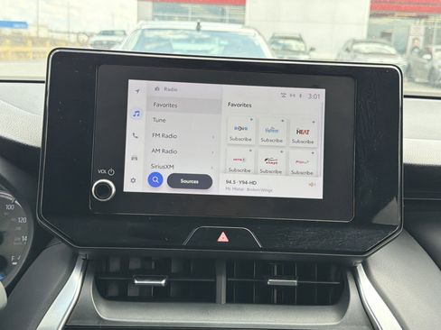 Used 2023 Toyota Venza LE image 16