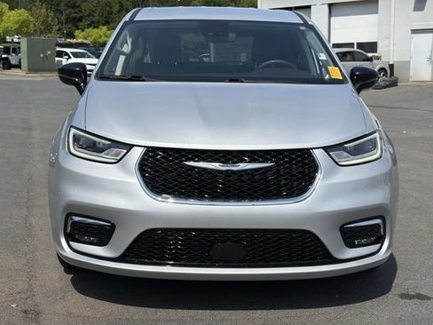 Used 2024 Chrysler Pacifica Touring-L FWD image 7