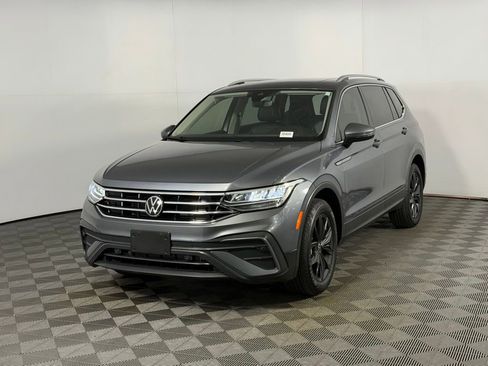 Used 2024 Volkswagen Tiguan SE w/ Panoramic Sunroof Package FWD image 10