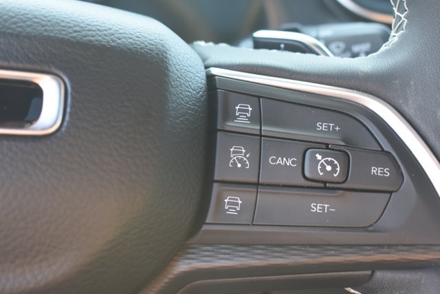 Used 2025 Jeep Grand Cherokee Laredo RWD image 23