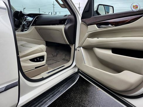 Used 2015 Cadillac Escalade Premium image 27