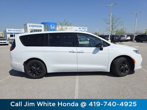 Used 2024 Chrysler Pacifica Limited FWD image 17