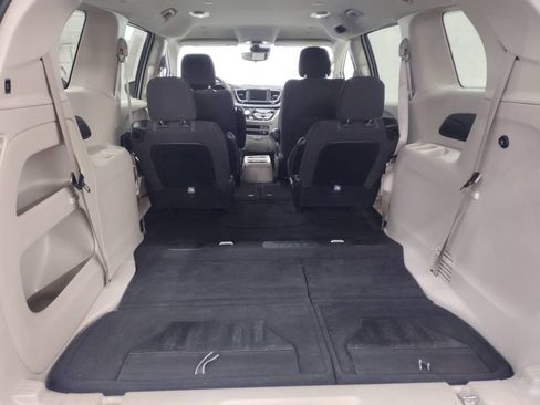 Used 2023 Chrysler Voyager LX image 18