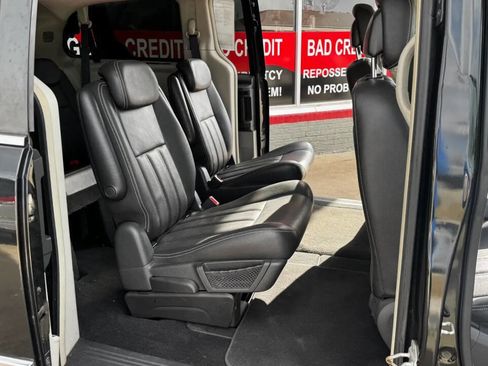 Used 2010 Chrysler Town & Country Touring Plus image 23