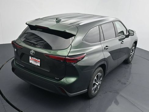 Used 2024 Toyota Highlander XLE FWD image 32