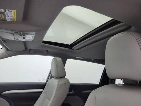 Used 2019 Toyota Highlander XLE FWD image 18