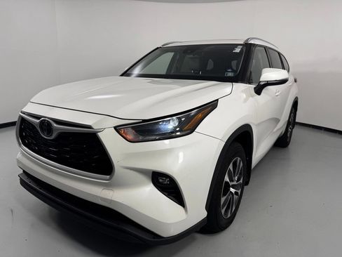 Used 2021 Toyota Highlander XLE AWD/4WD image 3