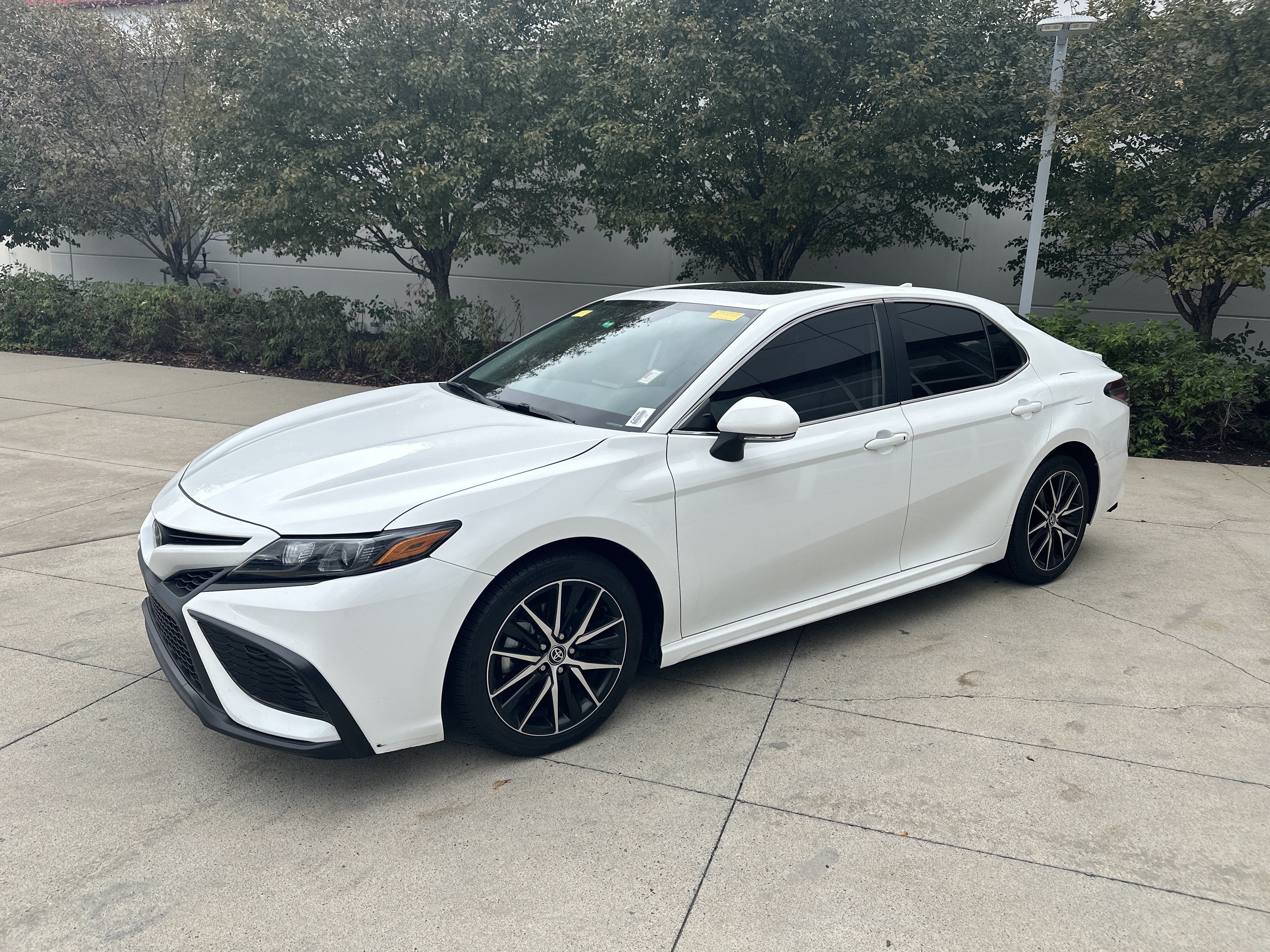 Used 2023 Toyota Camry SE w/ Convenience Package FWD image 3
