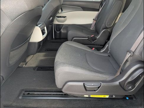 Used 2024 Kia Carnival LX FWD image 13