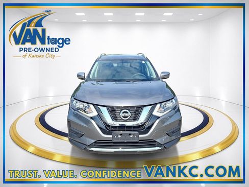 Used 2017 Nissan Rogue SV FWD image 2