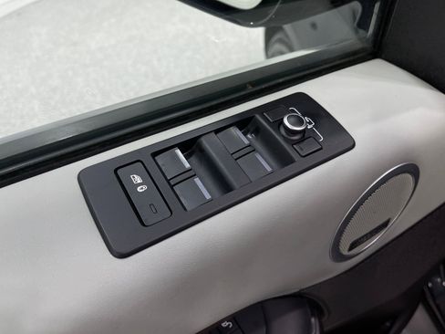 Used 2018 Land Rover Discovery HSE Luxury image 16