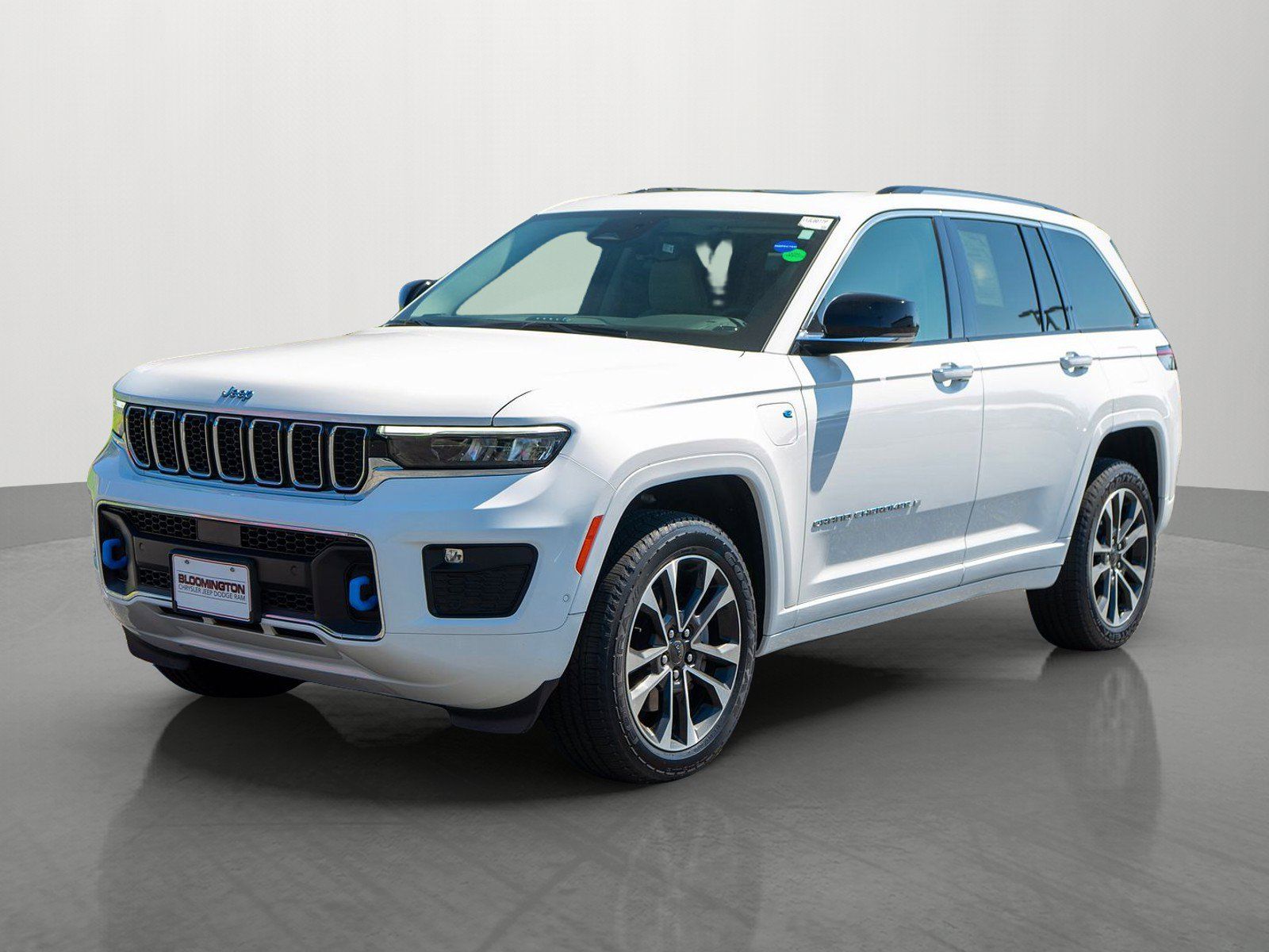 Used 2022 Jeep Grand Cherokee Overland w/ Luxury Tech Group IV AWD/4WD image 3
