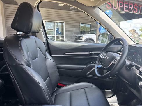 Used 2025 Kia Telluride LX FWD image 12
