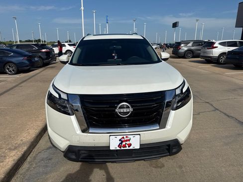 Used 2024 Nissan Pathfinder SV w/ SV Premium Package FWD image 2