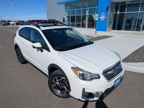 Used 2017 Subaru Crosstrek 2.0i Limited image 3