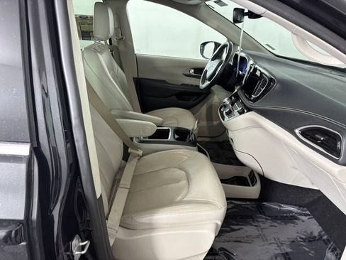 Used 2021 Chrysler Pacifica Touring-L AWD/4WD image 36