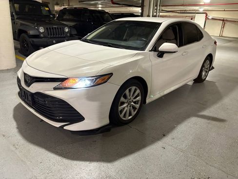 Used 2018 Toyota Camry LE image 3