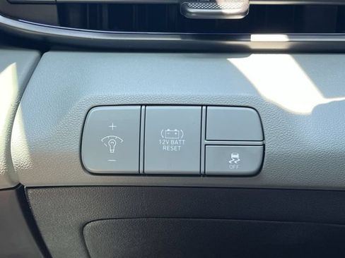 Certified 2025 Hyundai Elantra Limited FWD image 32