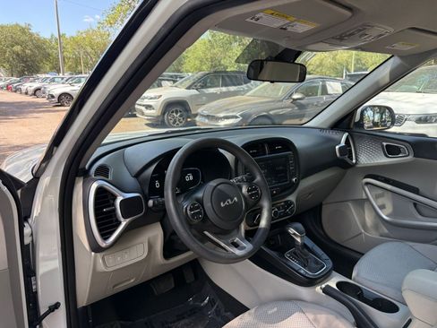 Used 2025 Kia Soul LX w/ LX Technology Package FWD image 31