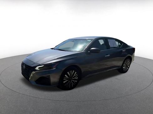 Used 2025 Nissan Altima 2.5 SV FWD image 8