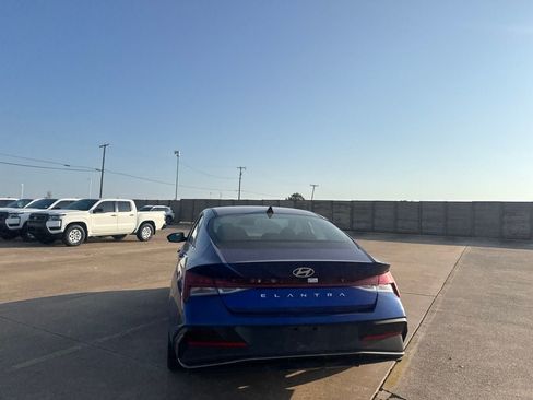 Used 2025 Hyundai Elantra SEL FWD image 16