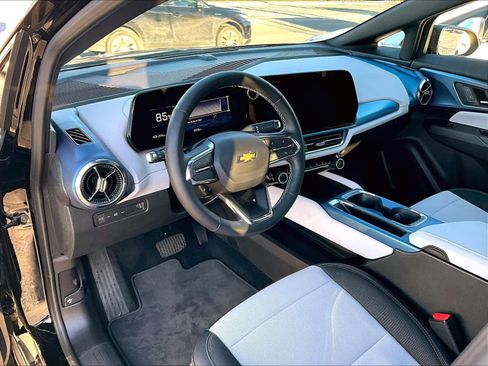 Used 2025 Chevrolet Equinox EV LT image 8