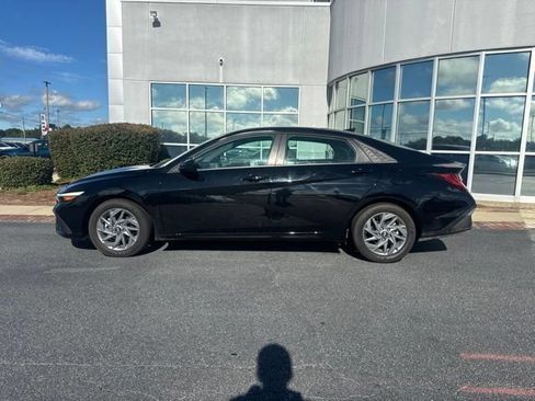 Used 2025 Hyundai Elantra Hybrid FWD image 11