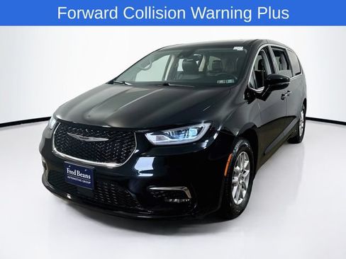 Used 2024 Chrysler Pacifica Touring-L FWD image 3