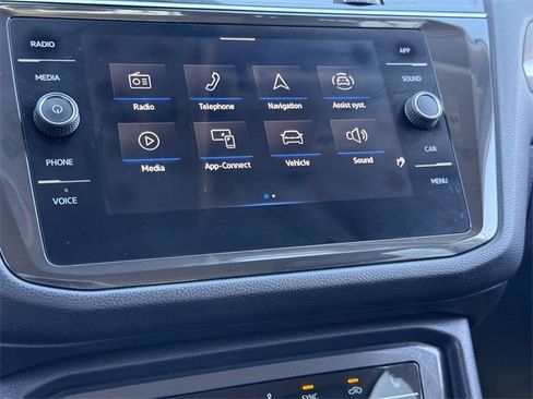 Used 2022 Volkswagen Tiguan SE image 16