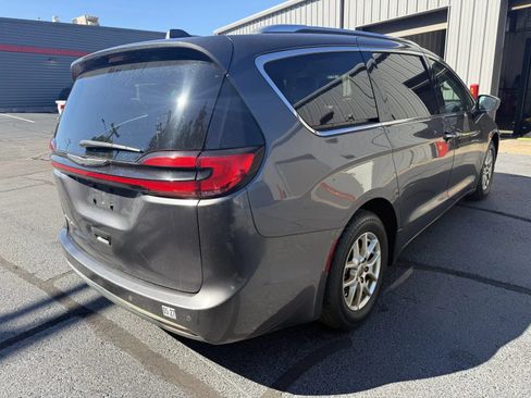 Used 2021 Chrysler Pacifica Touring-L FWD image 4