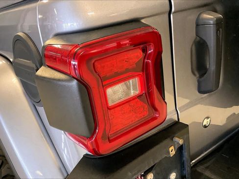 Used 2019 Jeep Wrangler Unlimited Sahara AWD/4WD image 26