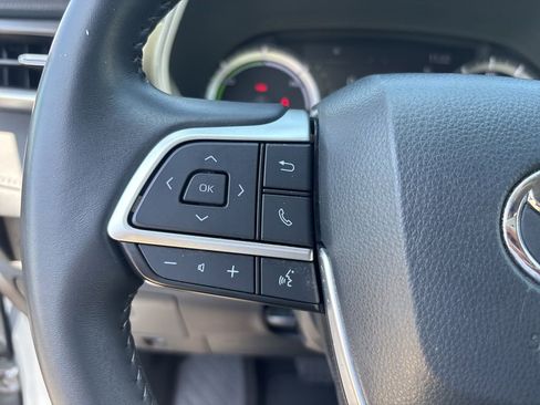 Used 2023 Toyota Highlander LE FWD image 24