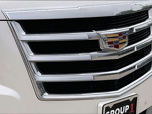Used 2017 Cadillac Escalade Premium Luxury RWD image 28