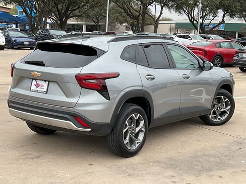 Used 2025 Chevrolet Trax LT image 5