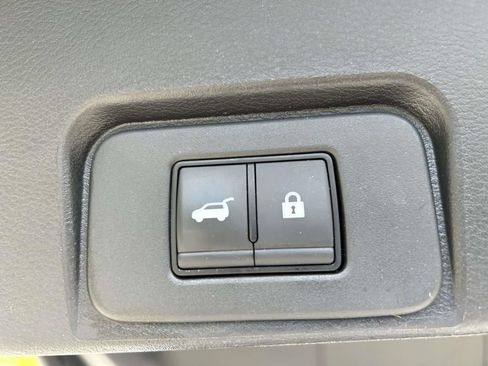 Used 2025 Nissan Rogue SV AWD/4WD image 11