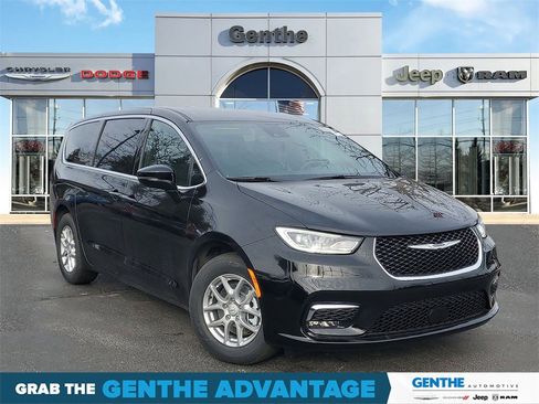 New 2026 Chrysler Pacifica Select image 1