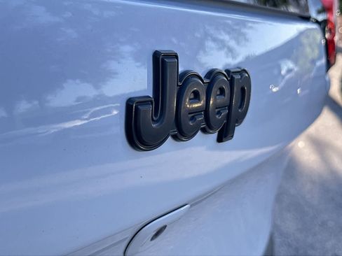 Used 2018 Jeep Cherokee Latitude w/ Altitude Package FWD image 10