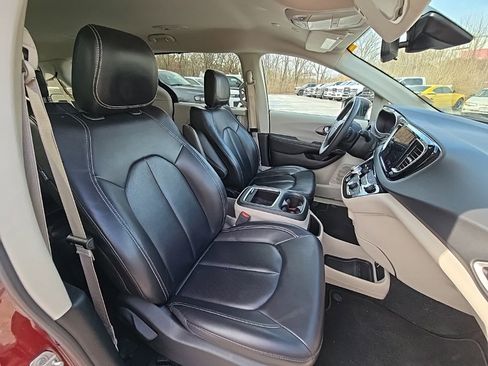 Used 2023 Chrysler Pacifica Touring-L image 16
