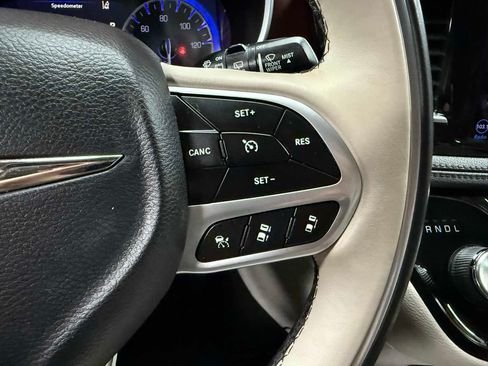 Used 2018 Chrysler Pacifica Limited w/ Tire & Wheel Group FWD image 14