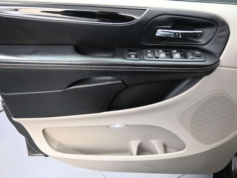 Used 2016 Dodge Grand Caravan SE image 18