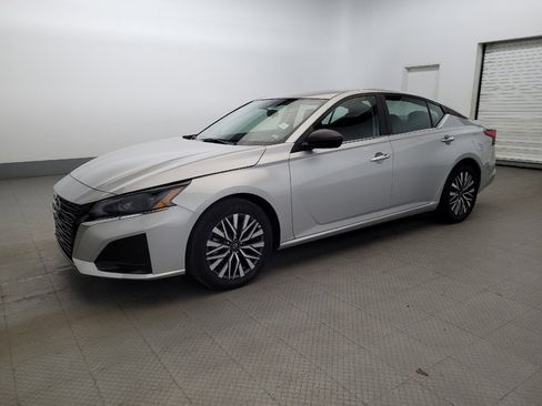 Used 2025 Nissan Altima 2.5 SV FWD image 2