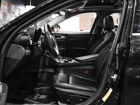 Used 2017 Alfa Romeo Giulia Sprint w/ Cold Weather Package image 3