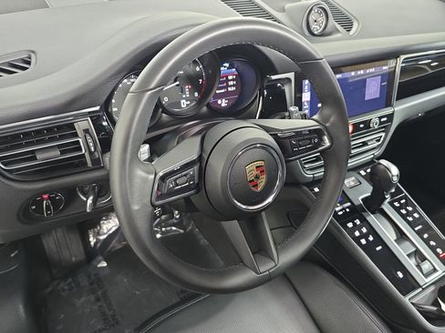 Certified 2025 Porsche Macan AWD/4WD image 4