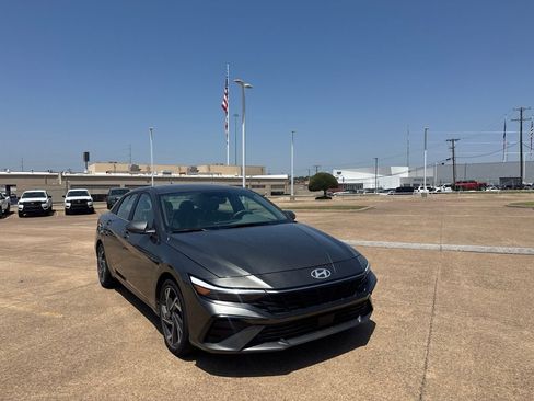 Used 2025 Hyundai Elantra SEL FWD image 2