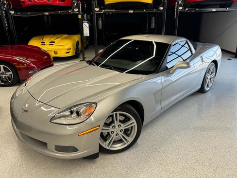 Used 2008 Chevrolet Corvette Coupe w/ Z51 Performance Package RWD image 2
