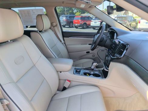 Used 2020 Jeep Grand Cherokee Overland AWD/4WD image 9