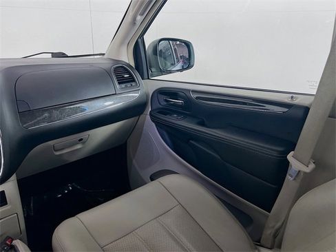 Used 2016 Chrysler Town & Country Touring-L image 21
